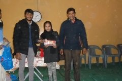 handingo-out-little-presents